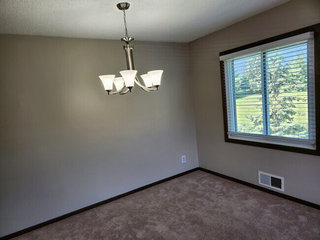 Foto del edificio - 10323 Balsam Ln