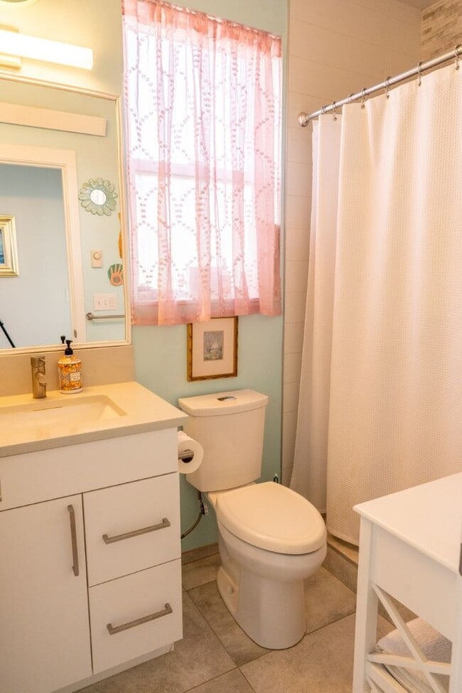 Building Photo - 2Bd/1.75Ba Seattle Townhouse