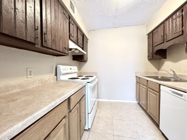 Building Photo - Freshly Painted 2-Bedroom Condo in Concord...