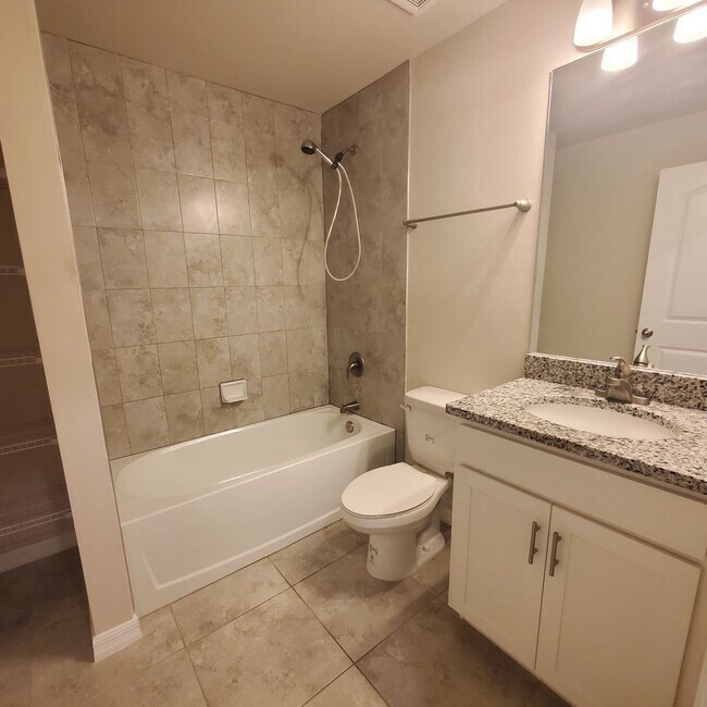 Building Photo - Charming 4-Bedroom 2 Bath Retreat with Mod...