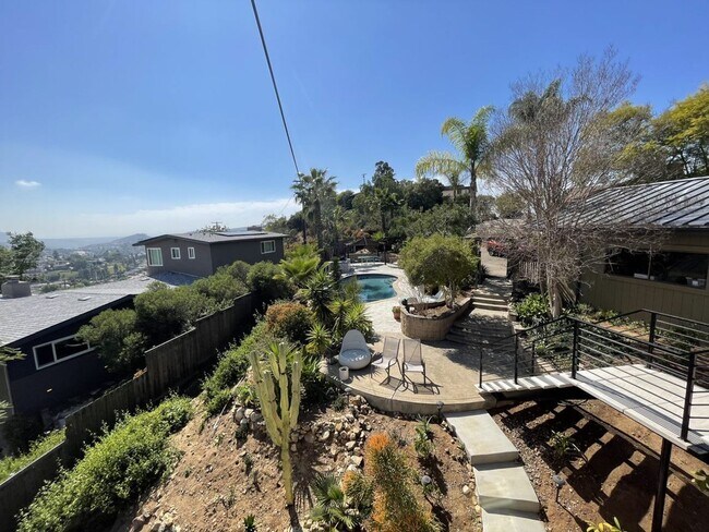 Building Photo - 3 Bedroom 2.5 Bathroom home with Stunning ...