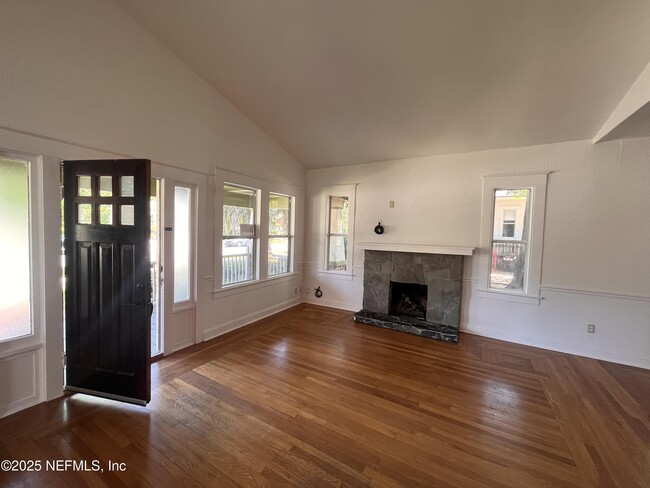 Foto del edificio - 4242 Irvington Ave