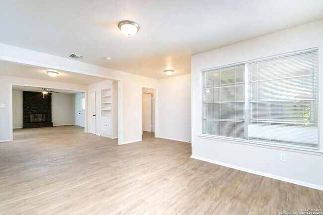 Building Photo - Modern 4-Bedroom House Near Leon Valley