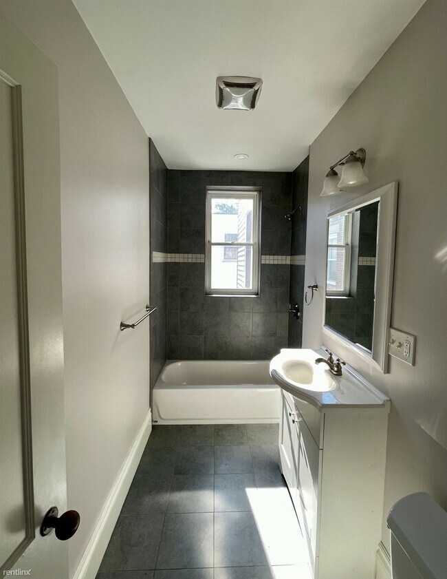 Foto del edificio - 3 br, 2 bath House - 181 Harvard St Apt 2J