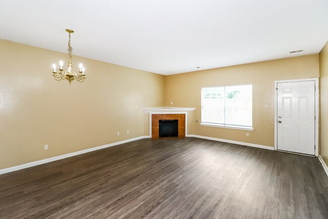 Foto del edificio - 4683 Waterfront Oak Dr