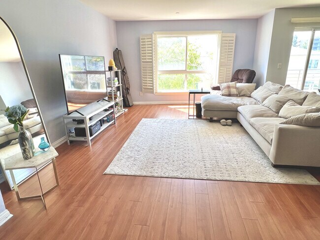 Living room - 5764 San Vicente Blvd