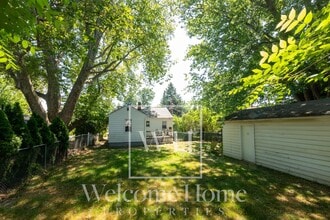 Building Photo - 627 E Maple St