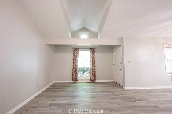 Building Photo - "Charming 2-Bed, 2-Bath Duplex in Prime Franklin Locale – Spacious 1,464 Sq Ft!"