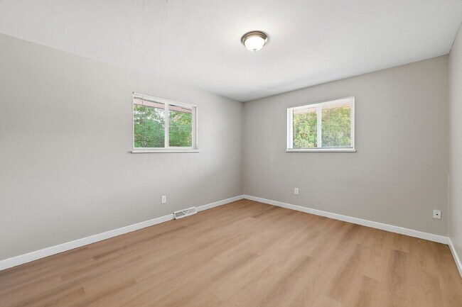 Foto del edificio - $2,240.95 with $300 Off the First Month's Rent, 5 Beds - 2 Bath, Triplex in Littleton with Shared...