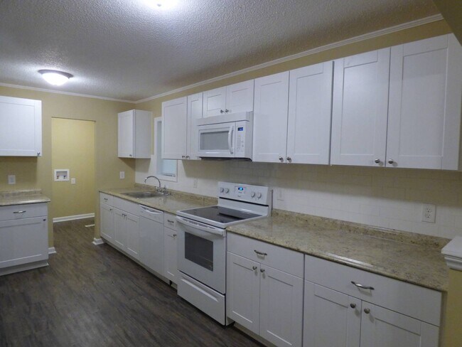 Building Photo - 901 Barn St