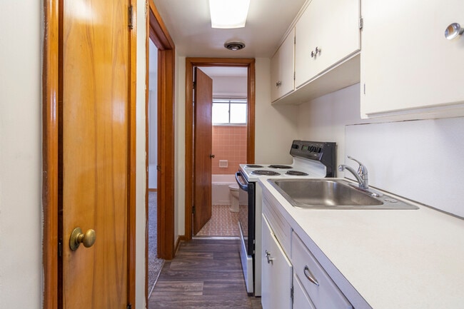 The Glade - Kitchen - Highland Apartments (Highland Caddis, LLC)