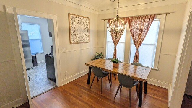 Building Photo - CHARMING FURNISHED BROADMOOR HOME