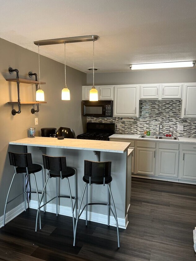 Primary Photo - Nice two bedroom one bath condo in SW Summ...