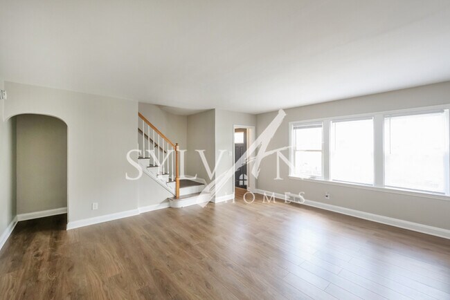 Foto del edificio - Come view this townhome with backyard and ...