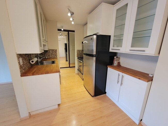 Building Photo - Newly Updated 1 Br/1 Ba Condo w/Hdwd Flrs, SS Appl, AC, Off-St Parking in Uptown Mpls near Wedge ...