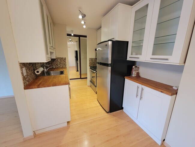 Foto del edificio - Newly Updated 1 Br/1 Ba Condo w/Hdwd Flrs, SS Appl, AC, Off-St Parking in Uptown Mpls near Wedge ...