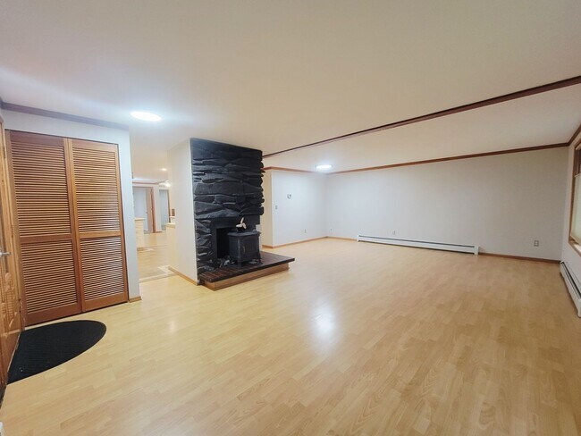 Foto del edificio - Spacious 3-Bedroom Home with Fenced Yard &...