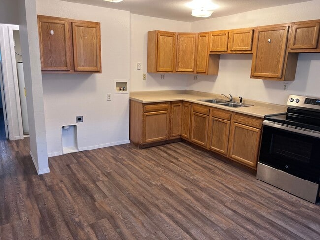 Foto del edificio - 3-Bed, 1-Bath Duplex with New Flooring & U...