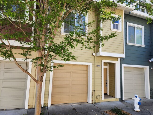 Foto del edificio - 3-Story Townhome in Chanate Village