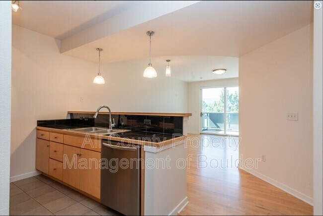 Foto del edificio - 4710 Holiday Dr