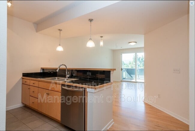 Building Photo - 4710 Holiday Dr