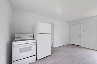 Building Photo - 806 E Emily Ave