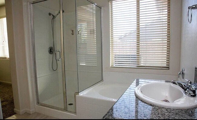 Foto del edificio - Lovely Home for rent in Visalia, Ca