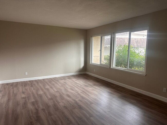 Building Photo - Updated and Fresh 3 Bedroom 2.5 Bathroom i...