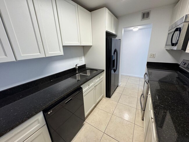 Foto del edificio - Spacious 2 bedroom, 2 bath condo, West Pal...