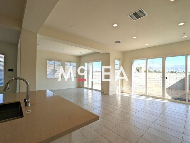 Foto del edificio - Beautiful Two-Story Four Bedroom Home at t...