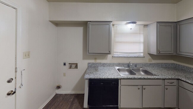 Photo - 1518-1520 N Carroll Blvd Townhome
