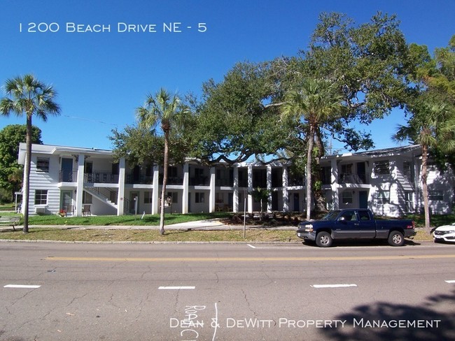 Foto del edificio - 1200 Beach Dr NE