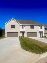 Building Photo - 4812 Old Oak Dr