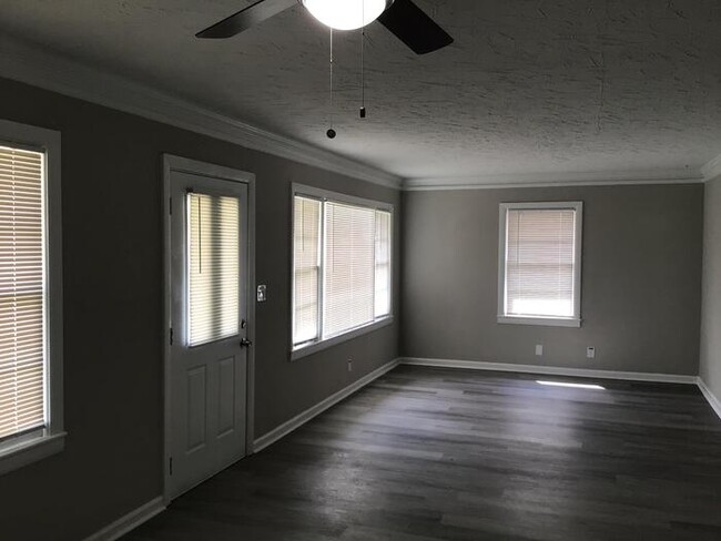 Building Photo - 2411 Laurel Dr