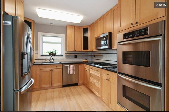 Building Photo - 3305 N Carriageway Dr