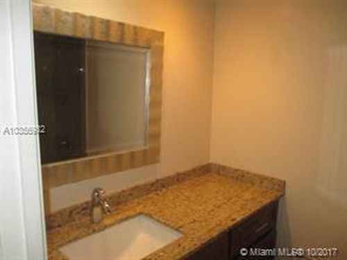 Building Photo - 605 Oaks Dr