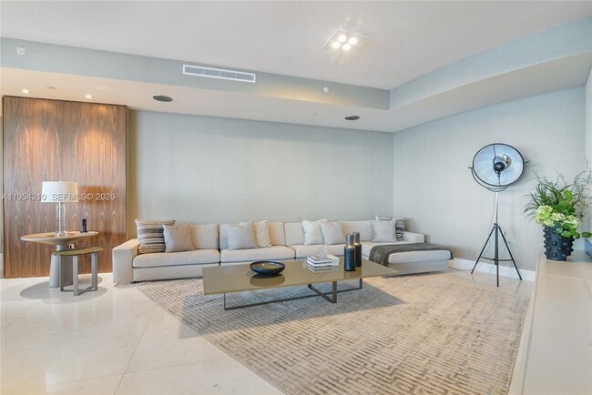 Foto del edificio - 18555 Collins Ave