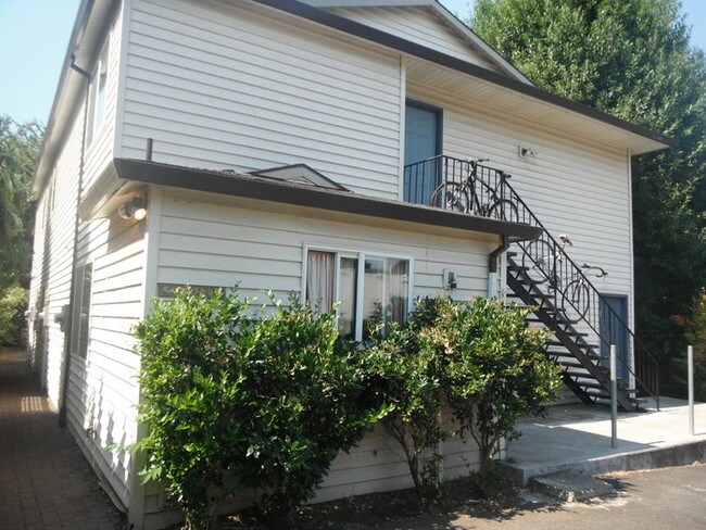 Building Photo - 2230 SE Yamhill St