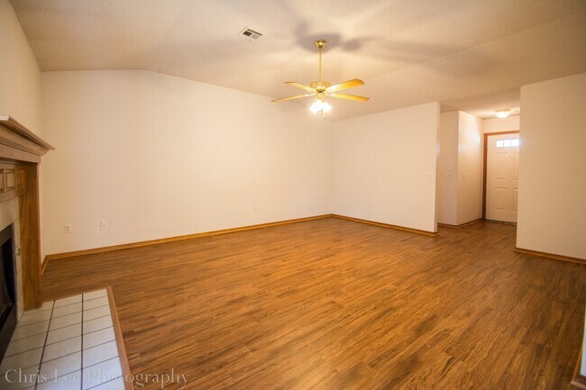 Foto del edificio - Very Well Kept 3BR/2BA home in Wedington Area! Great location, great yard! Ready for showings!