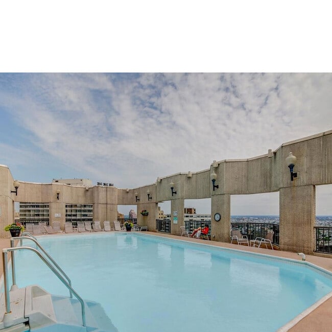 the roof top pool - 2020 Walnut St Apartment