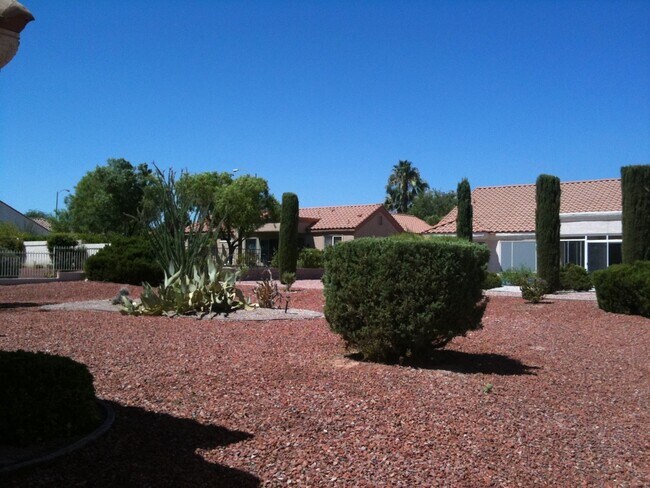 Building Photo - Very Cute 2-Bedroom/2-Bathroom + Den, Single Story Home in Sun City Summerlin! 55+