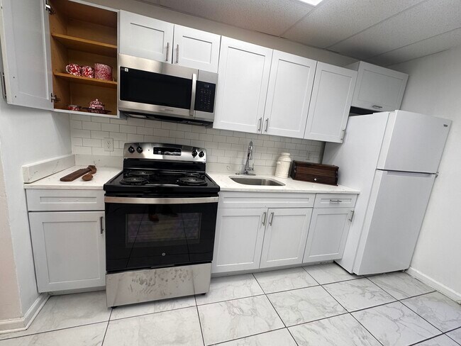 Cocina blanca impecable con estufa nueva y electrodomésticos modernos. - 353 High St
