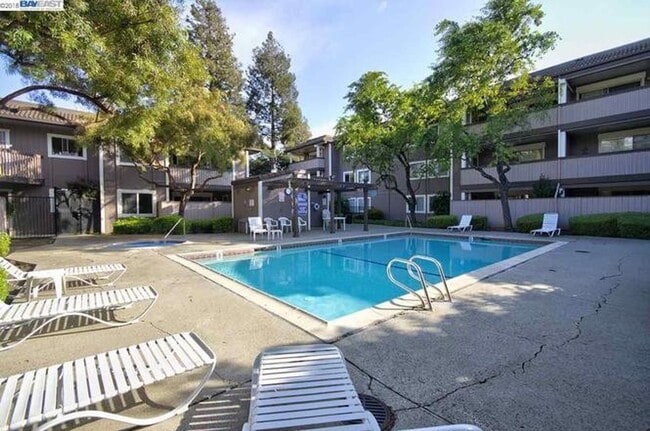 Building Photo - Welcome to this stunning 2 bedroom, 2 bath...