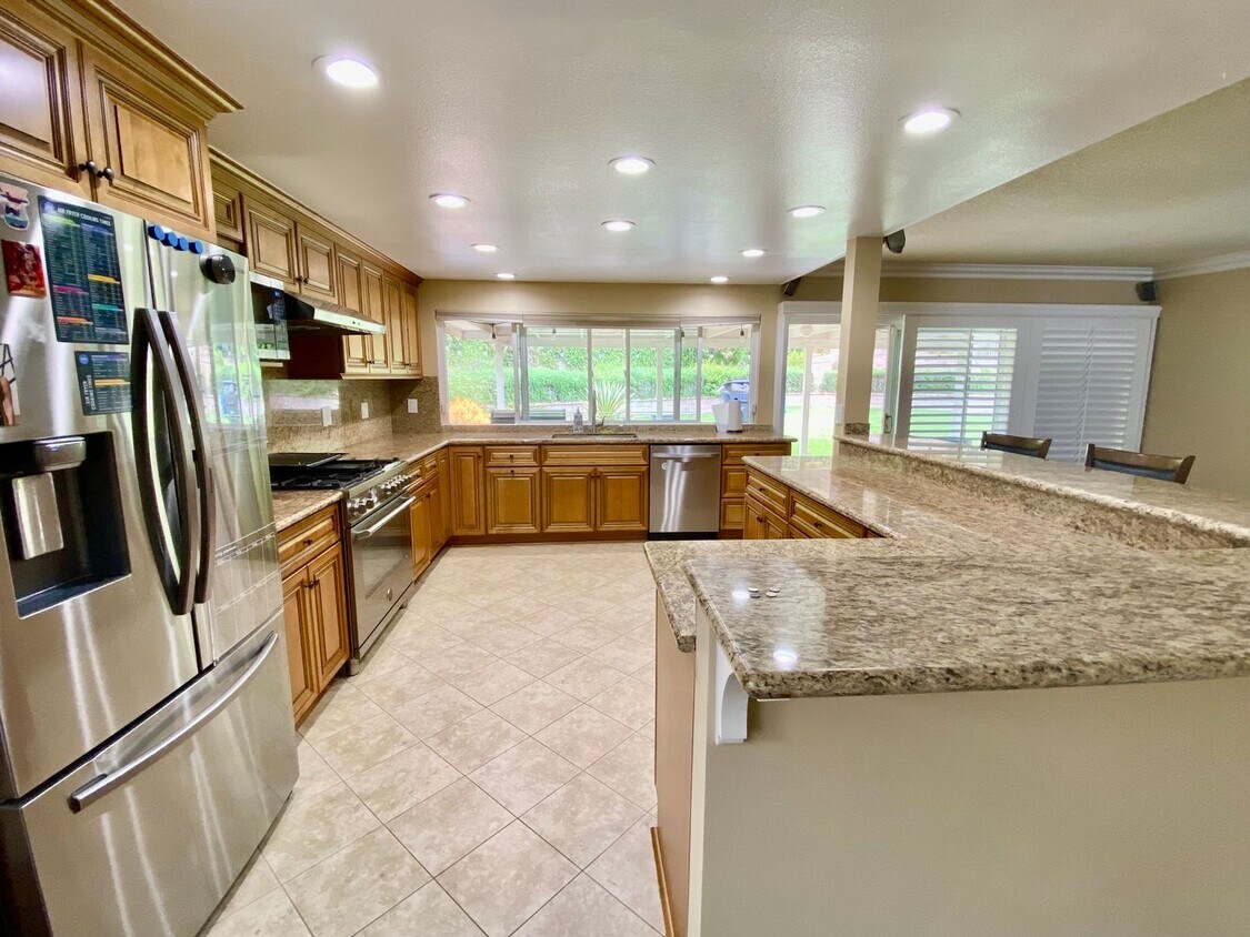 Primary Photo - Stunning and Spacious 6b/3b bath home in S...