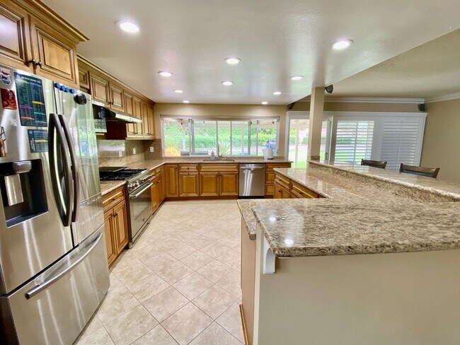 Foto del edificio - Stunning and Spacious 6b/3b bath home in S...