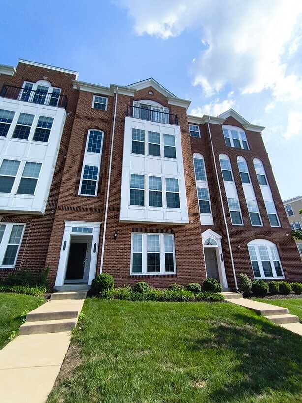 Your Dream Townhome Awaits in Ashburn! - Your Dream Townhome Awaits in Ashburn!