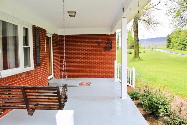Building Photo - Great home in the country with beautiful v...