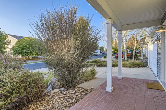 Front patio - 5120 Perth St