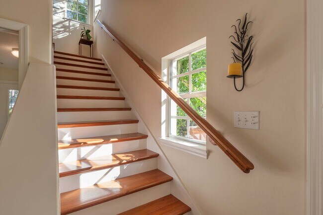 Escaleras - 509 S Matanzas Ave