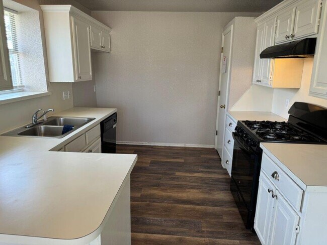 Foto del edificio - 3 bed 2 bath, storm shelter and  all wood floors in Moore Schools